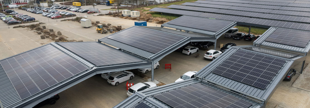 Photovoltaikanlage auf einer Freifläche und auf der Überdachung eines Parkplatzes, Schwan Cosmetics, Heroldsberg bei